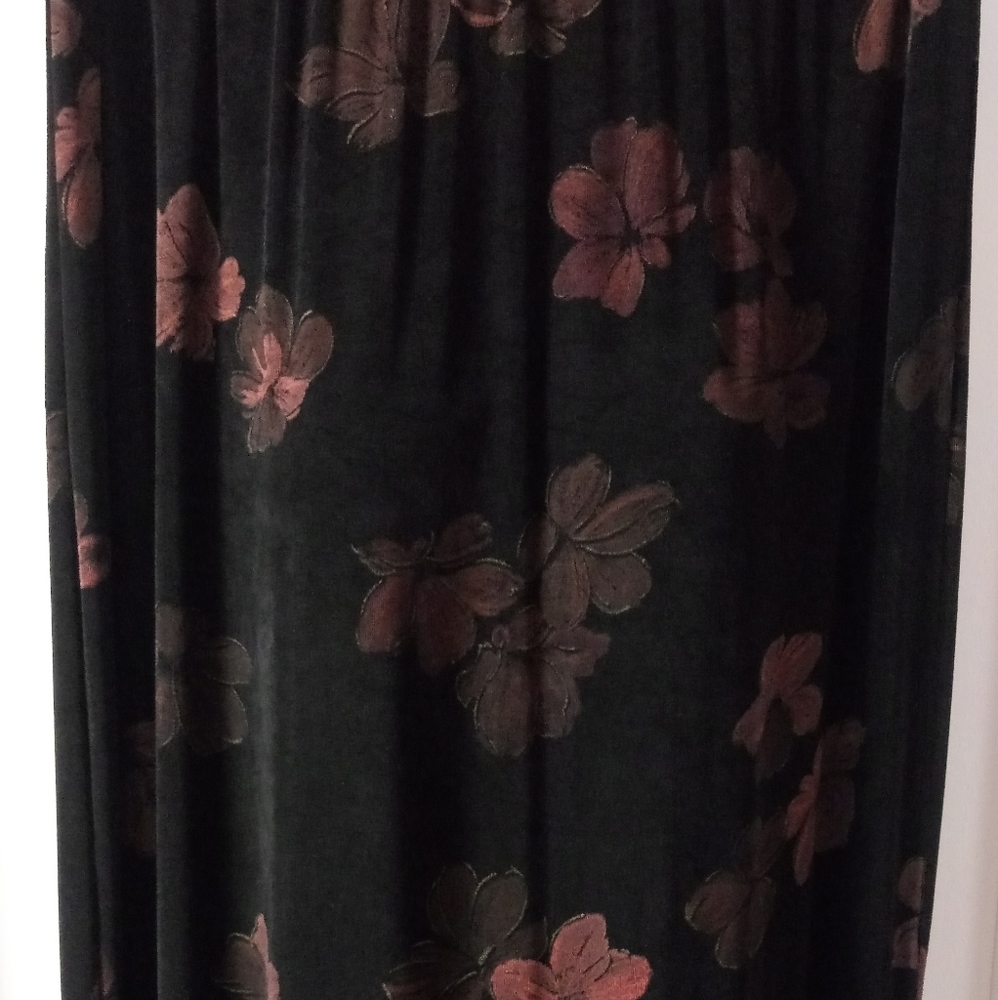 BLACK FLORAL SKIRT